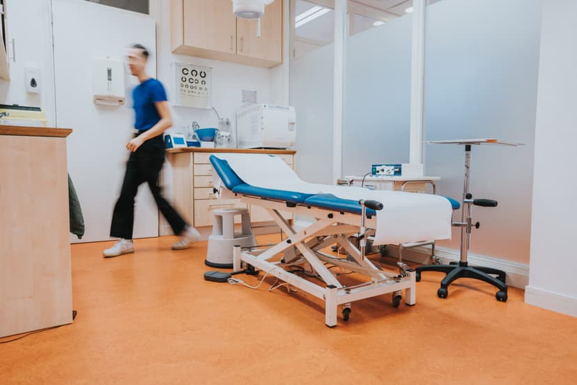 Médecin configure l'assistant téléphonique IA